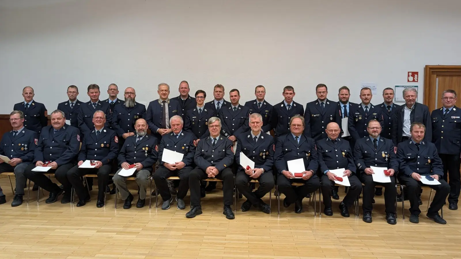 Die Geehrten mit Kreisbrandrat Stefan Gleißner und Landrat Roland Grillmeier. (Bild: Florian Trißl)