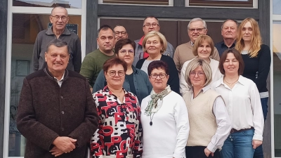 Die tatkräftigen Helferinnen und Helfer in der Anlagenpflege mit Zweitem Bürgermeister und Ehrenvorsitzenden Franz Ziegelmeier, vorne links, Ehrenmitglied Franz Meier, hinten links, und den beiden Vorsitzenden Martina Götz und Johanna Scharf, vorne, 2. und 1. von rechts. (Bild: Christiane Wagner)