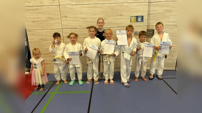 Der stolze Ensdorfer Nachwuchs mit Coach Valerie Lösch (von links): Johannes, Hanna, Lena, Mia, Frederik, Timo und Lars. (Bild: Manfred Schmid)