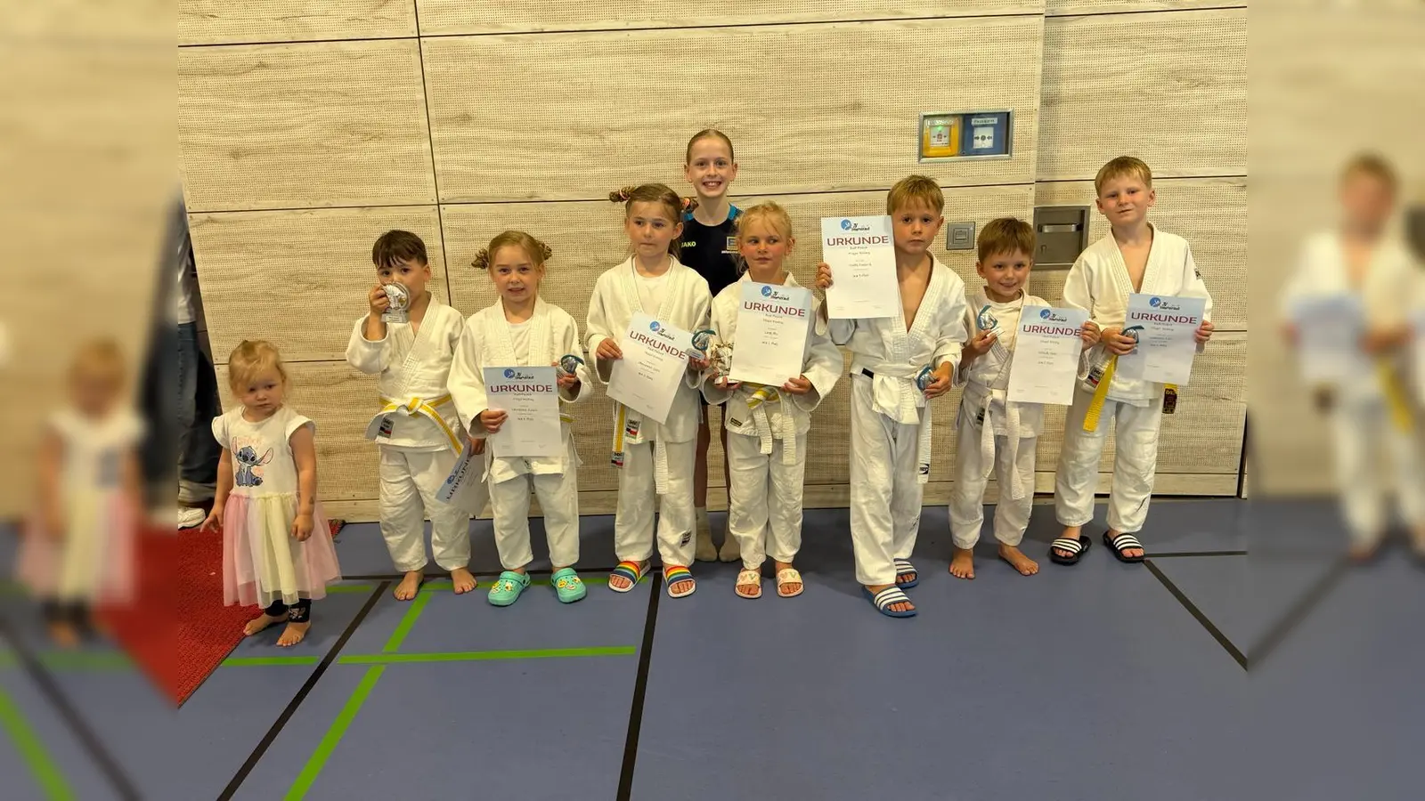 Der stolze Ensdorfer Nachwuchs mit Coach Valerie Lösch (von links): Johannes, Hanna, Lena, Mia, Frederik, Timo und Lars. (Bild: Manfred Schmid)