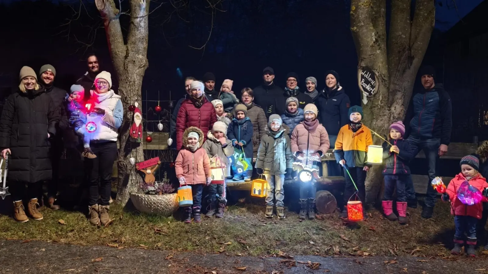 Am Treffpunkt „Wollauer Bankerl” beendeten die Wollauer Kinder und ihre erwachsenen Begleiter den ersten Martinszug im Dorf nach längerer Pause. (Bild: Sabrina Holzapfel)