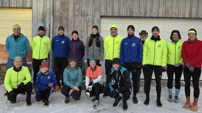 die motivierten Läufer/-innen beim Start in Neuöd (Bild: Stephanie Fuchs)