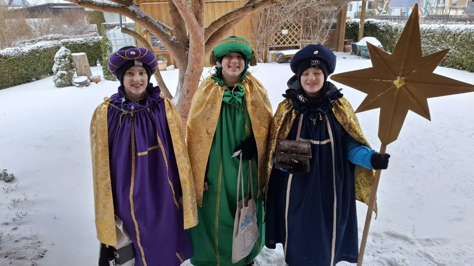Die Sternsinger gehen von Haus zu Haus, überbringen die frohe Botschaft und trotzen dem schlechten Wetter. (Bild: Karl Ziegler)