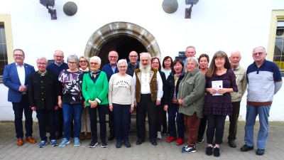 von links nach rechts 2.Bgmstr. Martin Preuß, stellvertr.Hauptvorsitzender Michael Koller, die geehrten Mitglieder, ganz rechts 1. Vorstand des OWV Amberg, Bernd Gottschalk. (Bild: Anna Gottschalk)