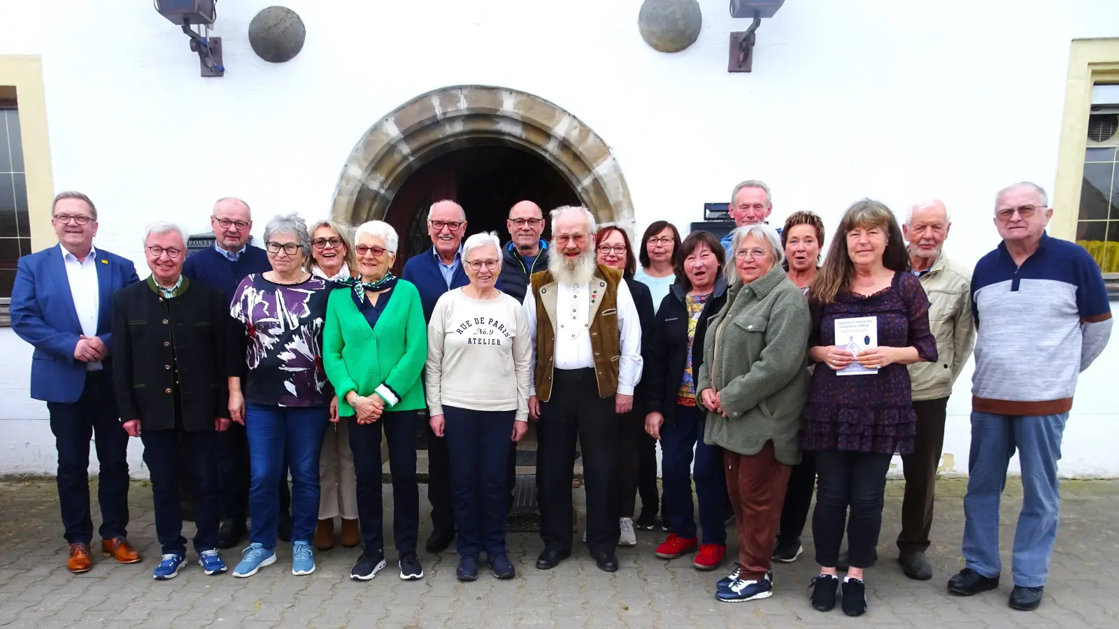 von links nach rechts 2.Bgmstr. Martin Preuß, stellvertr.Hauptvorsitzender Michael Koller, die geehrten Mitglieder, ganz rechts 1. Vorstand des OWV Amberg, Bernd Gottschalk. (Bild: Anna Gottschalk)