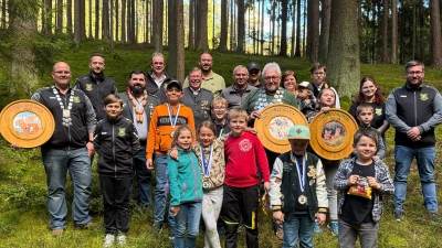 Preisverleihung beim Königsschießen der SSG Weiherhammer auf der Schießhütte in Trippach (Bild: Karin Regn)