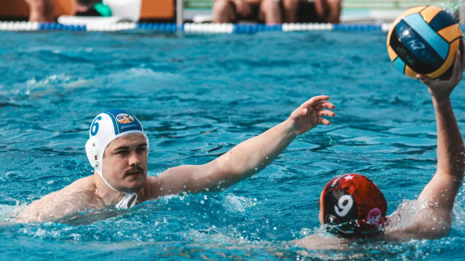 Reichert bedrängt den Gegner und baut Druck auf. So muss die Verteidigung ausschauen. (Bild: Christina Rathgeber)