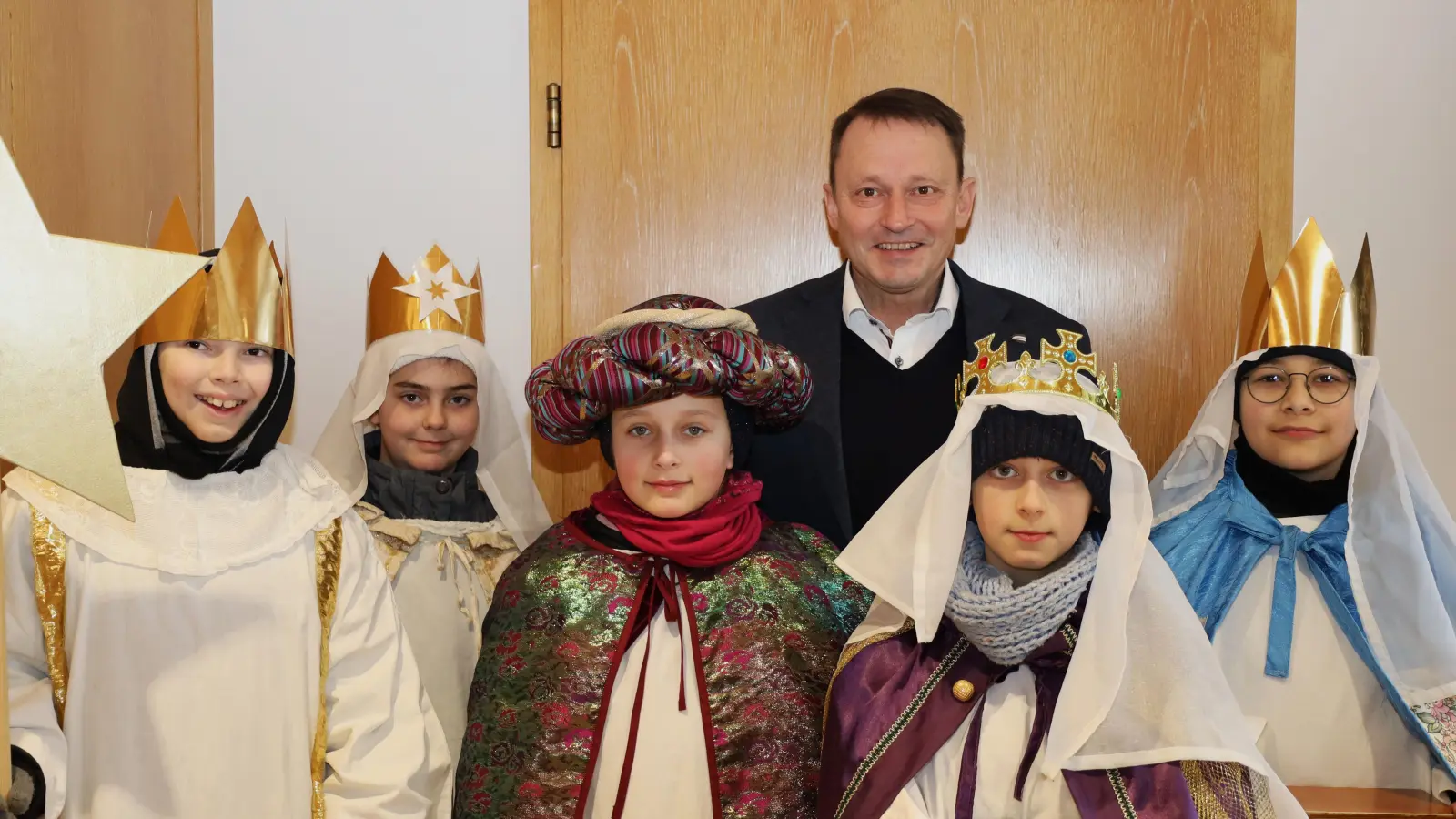 Die Sternsinger zu Besuch im Neuen Rathaus in Weiden. (Bild: Christina Liedl)