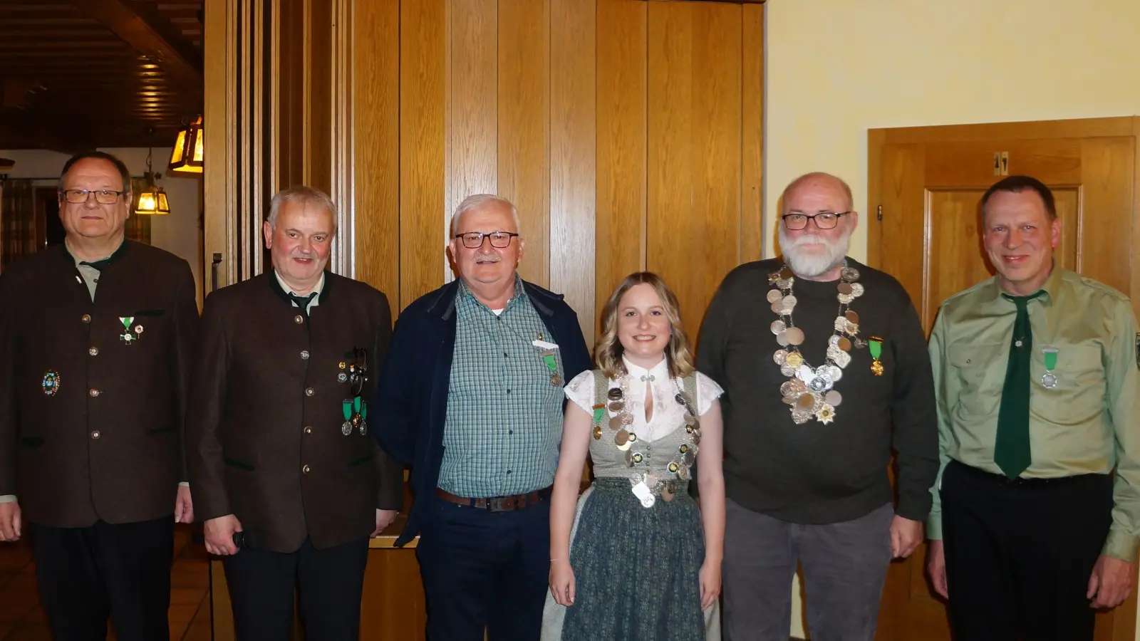 Von links: 1.SM Eduard Delling, Sportleiter Markus Kurz, 1. Ritter Karl Delling, Schützenliesl Julia Rehorz, Schützenkönig Rupert Luber und 2. Ritter Albert Delling (Bild: Josef Delling)