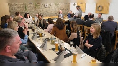 Vorsitzender Manfred Venzl (Im Hintergrund stehend) bei seinen Dankesworten. (Bild: Fred Lehner)