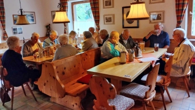 Die Reuther Senioren in der Blockhütte im Waldnaabtal. (Bild: Christa Böhm)