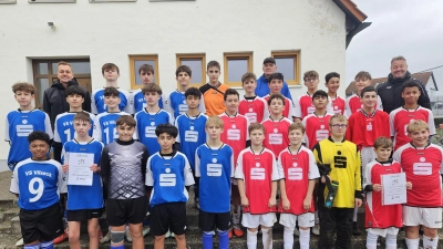 Auf dem Bild die Mannschaften Jungen III/2 nach der Landkreismeisterschaft auf dem Sportgelände des FV Vilseck: Mittelschule Vilseck (links) und Krötensee-Mittelschule Sulzbach-Rosenberg (rechts) mit (hinten, von links) Fußball-Obmann Alexander Merkl, Schiedsrichter Reinhard Wiesmeth und Studienrat Christian Biersack. (Bild: Karl Heinz Grollmisch)