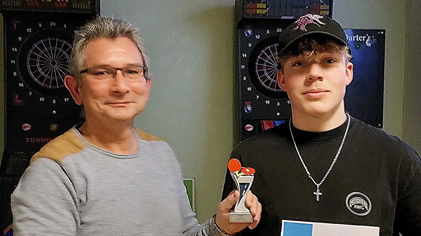 Ehrung für 250 Spiele bei TSV, vo. li. Erich Kneißl und Max Wagner  (Bild: Erich Kneißl)