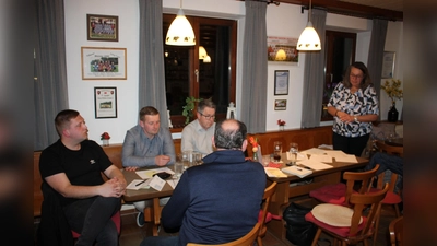 In der Hauptversammlung der Trabitzer CSU gab Ortsvorsitzende und Bürgermeisterin Carmen Pepiuk einen Überblick über Entwicklungen in der Gemeinde. Der Leitungskreis wurde nahezu ohne Änderungen bestätigt. Von links: Vizevorsitzende Johannes Schwemmer und Josef Marzi, Schatzmeister Konrad Bauer, im Vordergrund Kassenprüfer Martin Pepiuk. (Bild: Bernhard Piegsa)