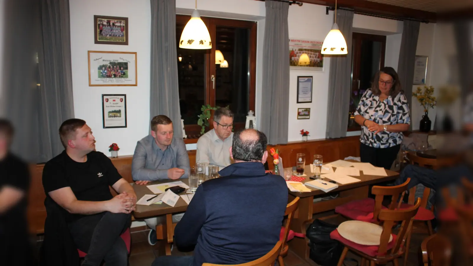 In der Hauptversammlung der Trabitzer CSU gab Ortsvorsitzende und Bürgermeisterin Carmen Pepiuk einen Überblick über Entwicklungen in der Gemeinde. Der Leitungskreis wurde nahezu ohne Änderungen bestätigt. Von links: Vizevorsitzende Johannes Schwemmer und Josef Marzi, Schatzmeister Konrad Bauer, im Vordergrund Kassenprüfer Martin Pepiuk. (Bild: Bernhard Piegsa)