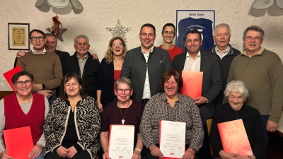 Die Geehrten der SPD Schnaittenbach mit den Bürgermeisterkandidaten aus Hirschau, Beate Dietrich und Schnaittenbach, Daniel Hutzler (hinten, Vierte und Fünfter von links), sowie 2. Bürgermeister Uwe Bergmann (hinten, Zweiter von rechts) und die ehemaligen Abgeordneten Marianne Schieder (vorne, Zweite von links) und Reinhold Strobl (hinten, Zweiter von rechts). (Bild: Kerstin Maunz)