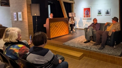 Bei der Vernissage im Kunsthaus Waldsassen – auf der Couch im lockeren Gespräch Bernhard Dagner und Stefan Voit (von links). Andreas Sagstetter (Klavier) und Lena Schwartling (Saxofon) begleiteten die Ausstellungseröffnung musikalisch.  (Bild: Paul Zrenner)