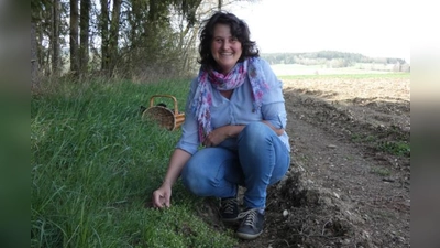 zert. Kräuterführerin Regina Herrmann beim Wildkräuter-Sammeln (Bild: Regina Herrmann)