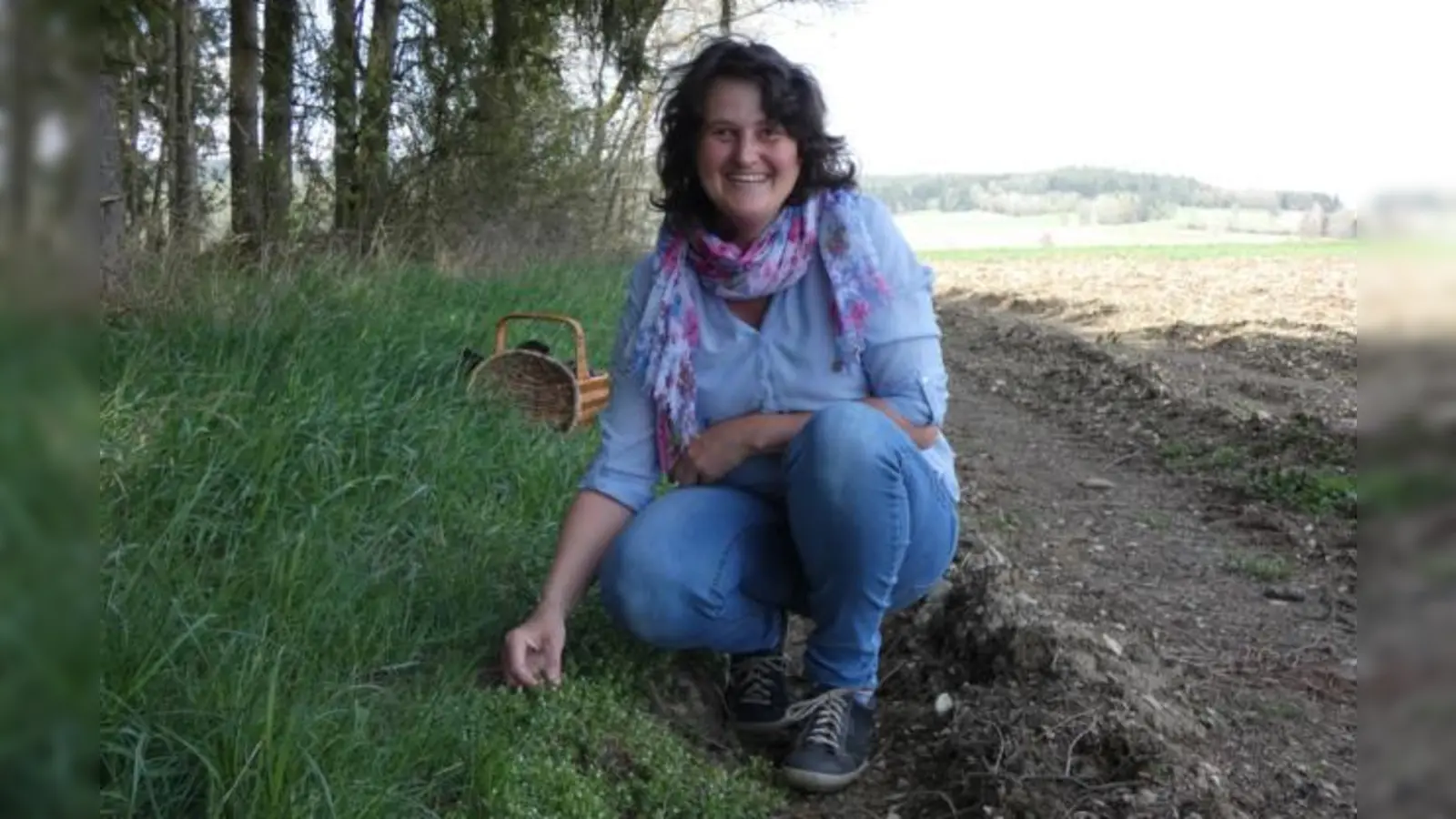 zert. Kräuterführerin Regina Herrmann beim Wildkräuter-Sammeln (Bild: Regina Herrmann)
