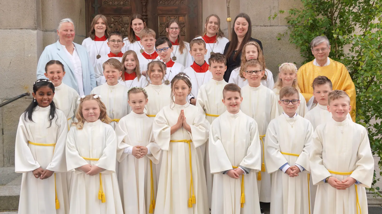 Die Kommunionkinder der Pfarrei St. Sebastian mit Pfarrer Norbert Götz, ihrer Klassenlehrerin Kristina Weidner (hinten rechts) und Schulleiterin Carina Hartwig (hinten links). (Bild: Franz Völkl)