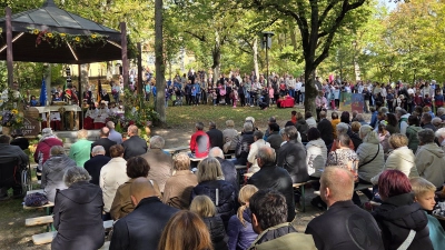 Bei manchen Gottesdiensten während der Annabergfestwoche ist nicht so viel los wie hier bei der Erntedankfeier von Pfarrer Herbert Mader am Freialtar. (Bild: Tobias Gräf)
