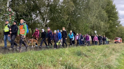 Der Pilgerzug betend und singend durch Wald und Flur von Enzenrieth nach Pleystein (Bild: Herbert Argauer)