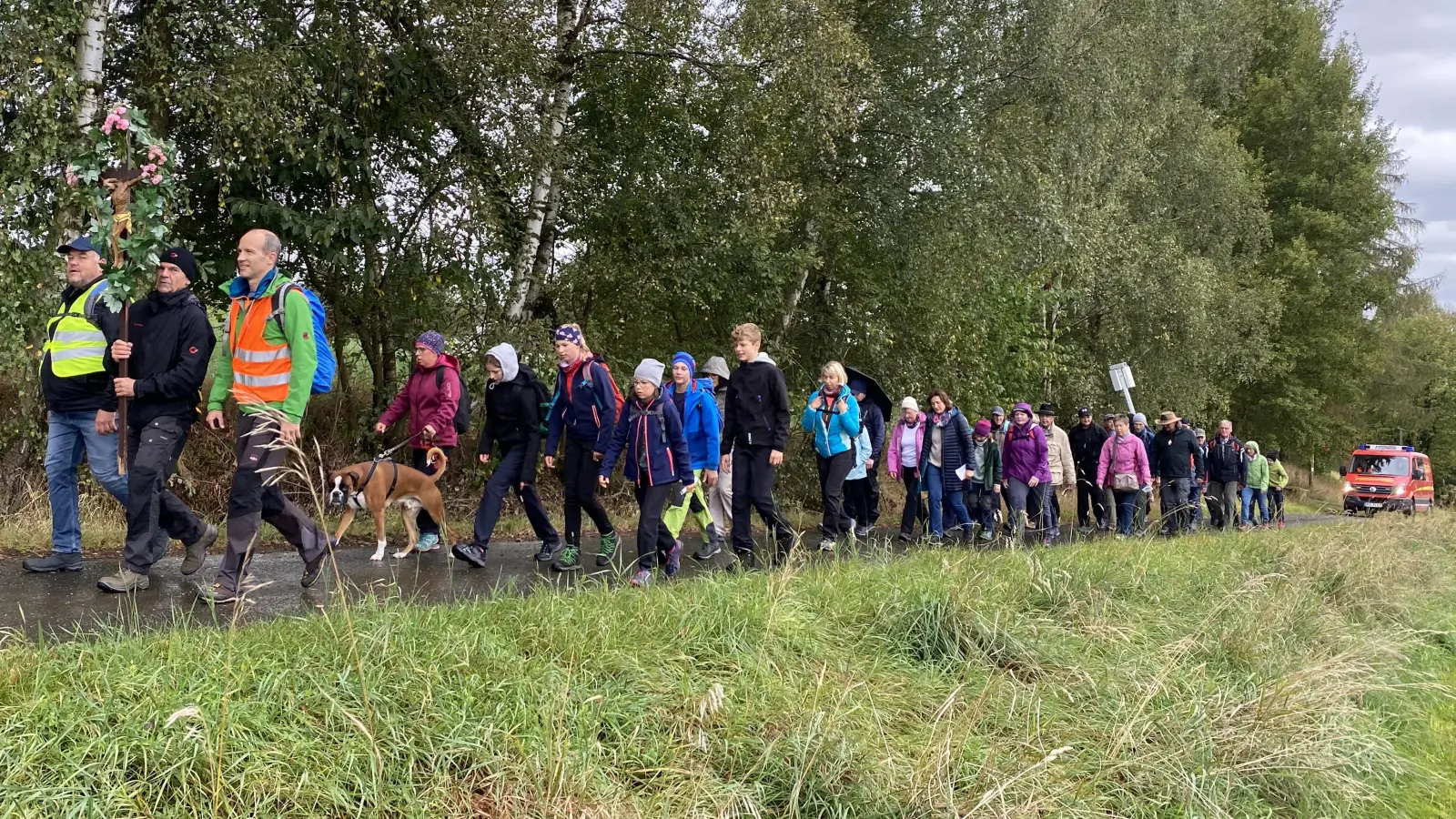 Der Pilgerzug betend und singend durch Wald und Flur von Enzenrieth nach Pleystein (Bild: Herbert Argauer)
