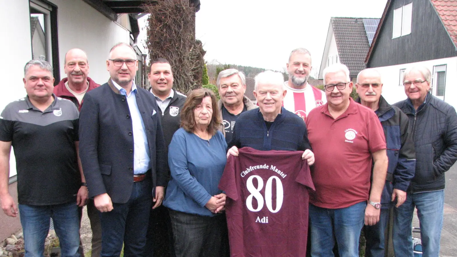 Bürgermeister Richard Kammerer (Dritter von links) und Vertreter aus mehreren Vereinen gratulierten Erhard Kleber (Mitte) zum runden Geburtstag. Die Clubfreunde überreichten ein rotfarbenes Trikot des FCN mit der Zahl „80“. (Bild: Johann Kneißl)