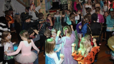 Ausgelassene Stimmung herrschte auf der Pirateninsel. (Bild: Martina Fischer)