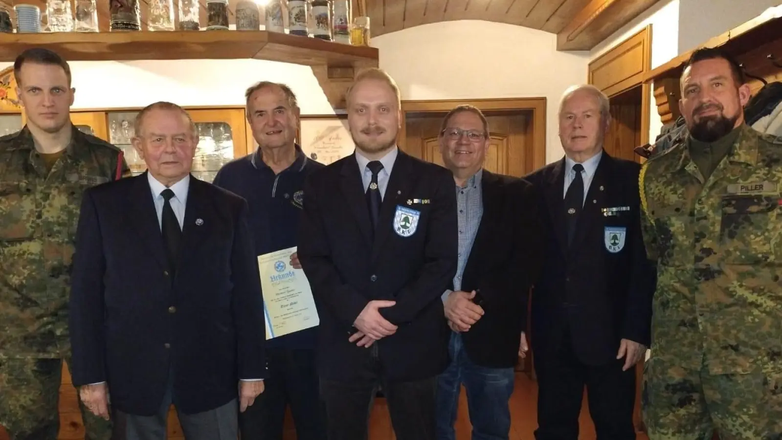 In der Jahreshauptversammlung werden langjährige Mitglieder ausgezeichnet. Im Bild von links Hauptmann Stefan Bruns, Rudolf Lohwasser, Herbert Bauer, Ortsvorsitzender Christian Schießl, Zweiter Bürgermeister Egbert Völkl, Kreisvorsitzender Josef Hauer und Oberstabsfeldwebel Lars Piller (von links).  (Bild: Christian Schießl/exb)