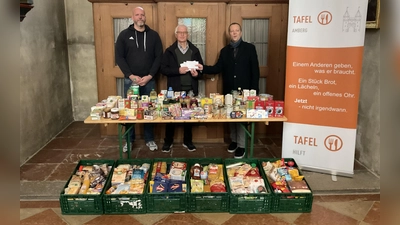 Mitarbeiter der Amberger Tafel mit Bernhard Saurenbach und Dekan Thomas Helm (Bild: Richard Sellmeyer)