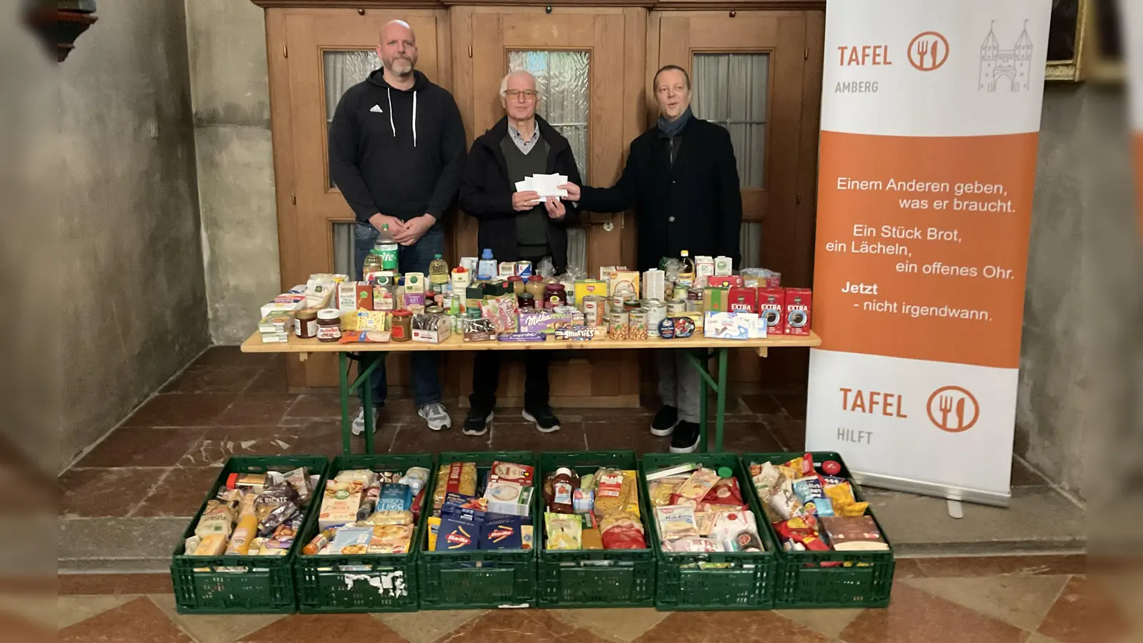 Mitarbeiter der Amberger Tafel mit Bernhard Saurenbach und Dekan Thomas Helm (Bild: Richard Sellmeyer)