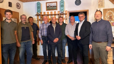 Die neuen Vorstände und ihre Stellvertreter der TG Kemnath b. Fuhrn (von rechts): Vorstandsvorsitzender Christian Keller, 1. Bürgermeister Martin Birner, Andreas Haberl, Josef Maderer, Johann Scheuerer, Josef Wendl, Franz Wiederer, Josef Schieder, stellv. Vorstandsvorsitzender David Hofmeister<br><br> (Bild: Christian Keller)