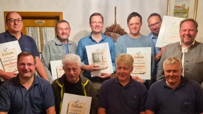 Bei der Jahreshauptversammlung des Schlüsselclubs standen auch Ehrungen und Dankesworte auf der Tagesordnung. Landrat Hubert Schicker, selbst Mitglied im Verein, ließ es sich nicht nehmen, bei der Versammlung vorbeizuschauen. (Bild: Lukas Forster)