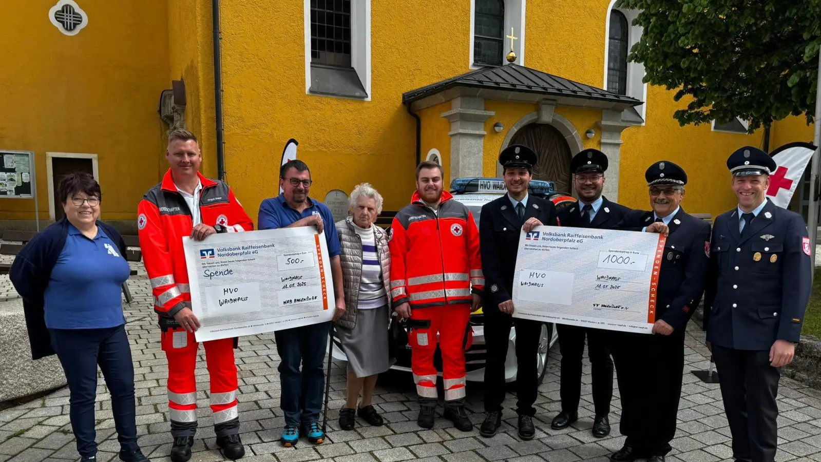 Jürgen Bauer und Philipp Kraus (beide HvO Waidhaus) freuen sich über die Spenden der FFW Hagendorf und der KAB Hagendorf (Bild: Jürgen Bauer)