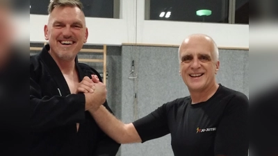 Frank Küspert (v.li) und Markus Grohmann waren voll zufrieden mit der gezeigten Leistung. (Bild: Josef Söllner)