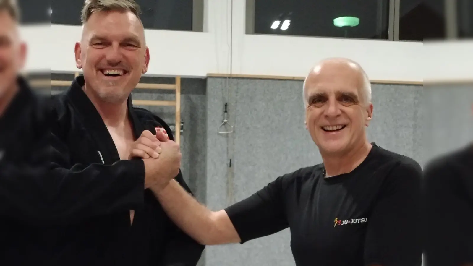 Frank Küspert (v.li) und Markus Grohmann waren voll zufrieden mit der gezeigten Leistung. (Bild: Josef Söllner)