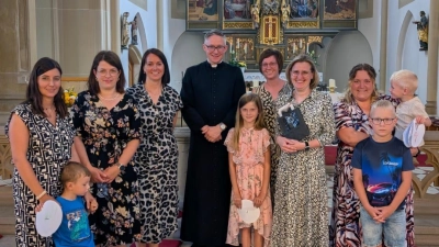Stadtpfarrer Adam Karolczak (mitte) mit Gabi Süß (vierte von rechts), Kindern der Pfarrei und dem weiterführenden Team Kinderkirche. (Bild: Corina Müllner)