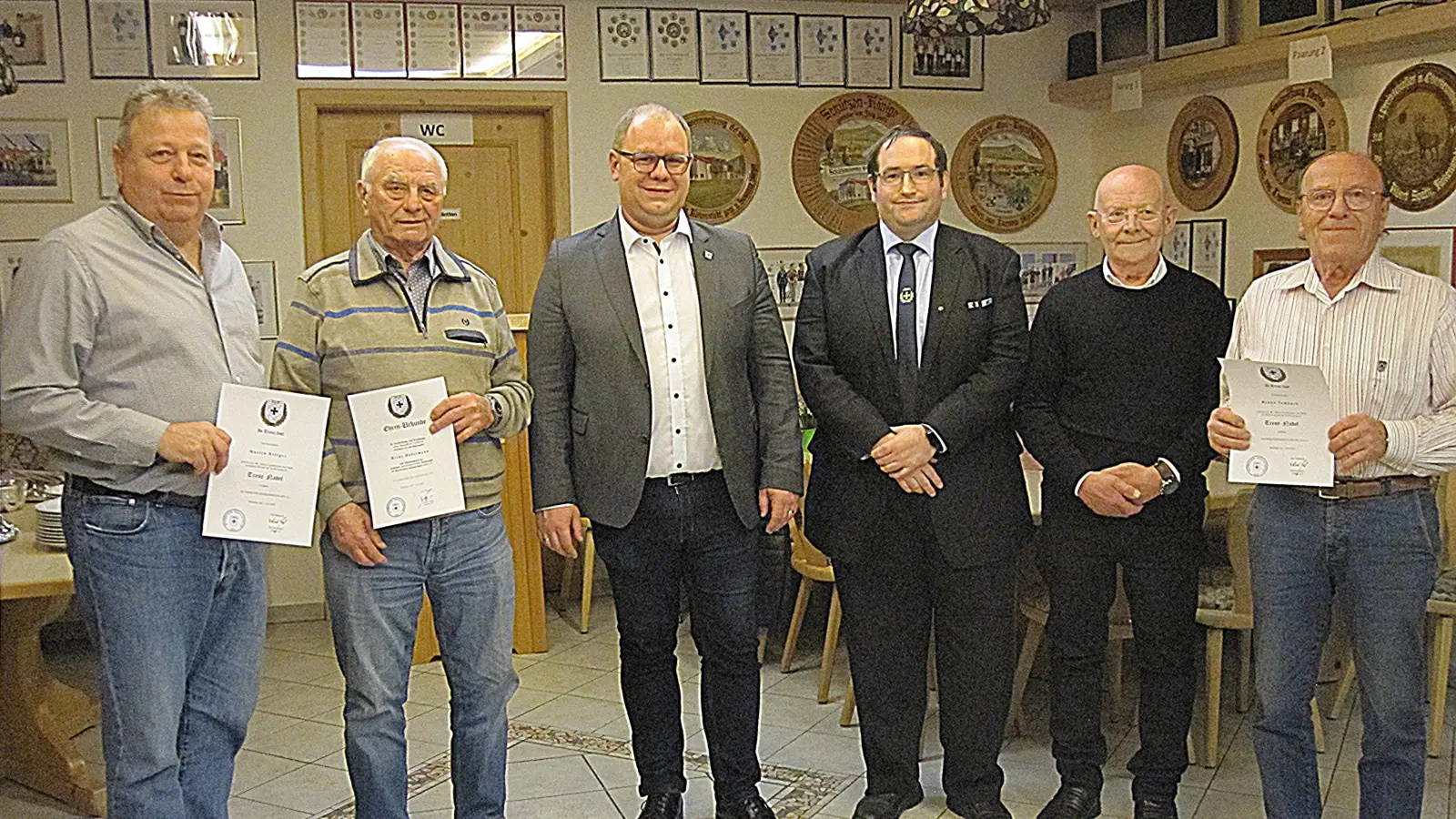 Die geehrten Martin Rittger, Heinz Habermann (v.l.) und Bruno Sambach (r.) mit Bgm. Armin Haushahn, KV Manuel Wenzl und Heinz Wieczorek. (Bild: Werner Nuß)