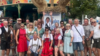 Sie hatten sie verdient - die Krone auf dem diesjährigen Gäubodenfest in Straubing - die aus Sulzbach-Rosenberg angereiste Gruppe von Schall`ke 62. (Bild: Harry Regensburg)