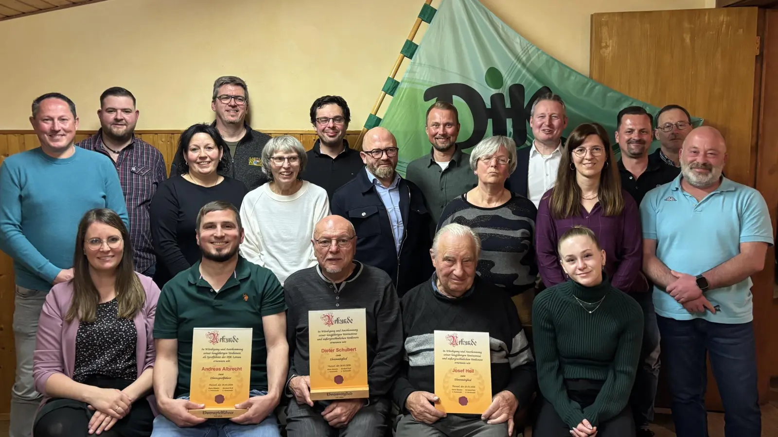 Die geehrten Mitglieder sowie die neu gewählte Vorstandschaft der DJK Letzau. (Bild: Kathrin Forster)