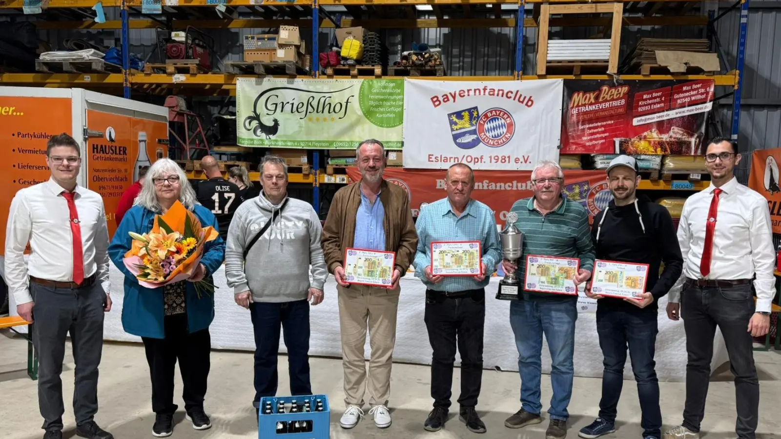 Der 1. Vorstand Timo Brenner (v.l.) gratulierte der besten Dame Renate Wiendl, dem Trostpreisempfänger Michael Grundl, dem Zweitplatzierten Daniel Schuster, Erstplatzierten Fredi Münch, dem Dritten und Marktmeister Franz Singer und Stefan Bock für den Hauptgewinn aus der Tombola. Den Gratulationen schloss sich Kassier und Mitorganisator Marco Stöckl (re) an.  (Bild: Matthias Zankl)