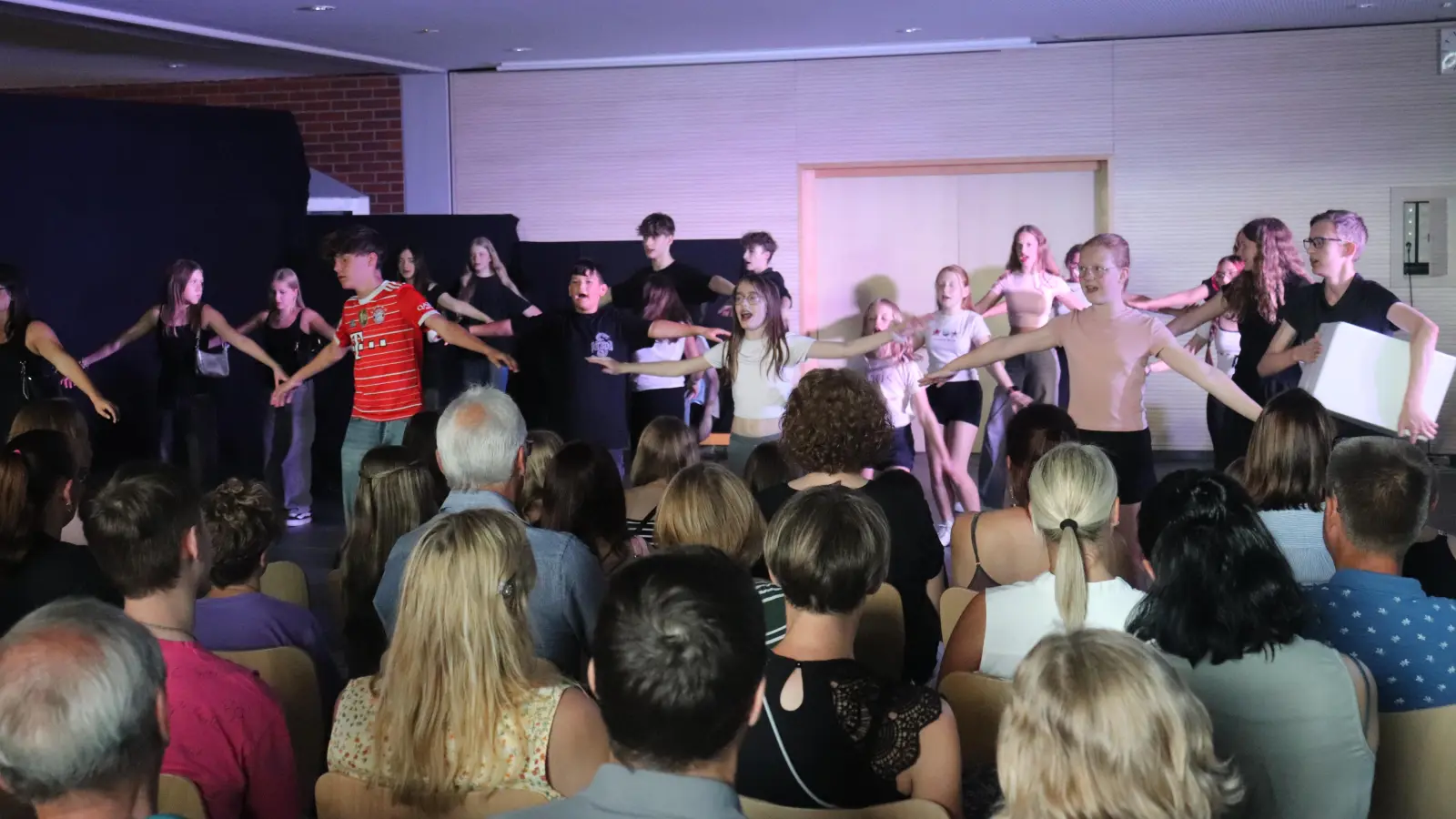 Voller Einsatz der Schulspielgruppe Theaterfieber (Bild: Bernhard Meier)