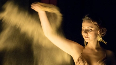 Irina Titova ist mit ihrer Sandmalerei-Show „In 80 Bildern um die Welt“ in Marktredwitz zu erleben. (Bild: Hans Eder)