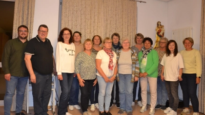 Der Frauenbund unterstützt die Aktion der Orgelpfeifen-Patenschaft der Kirchenorgel mit 900 Euro. Darüber freut sich auch Pfarrer Udo Klösel. (Bild: Peter Garreiss)