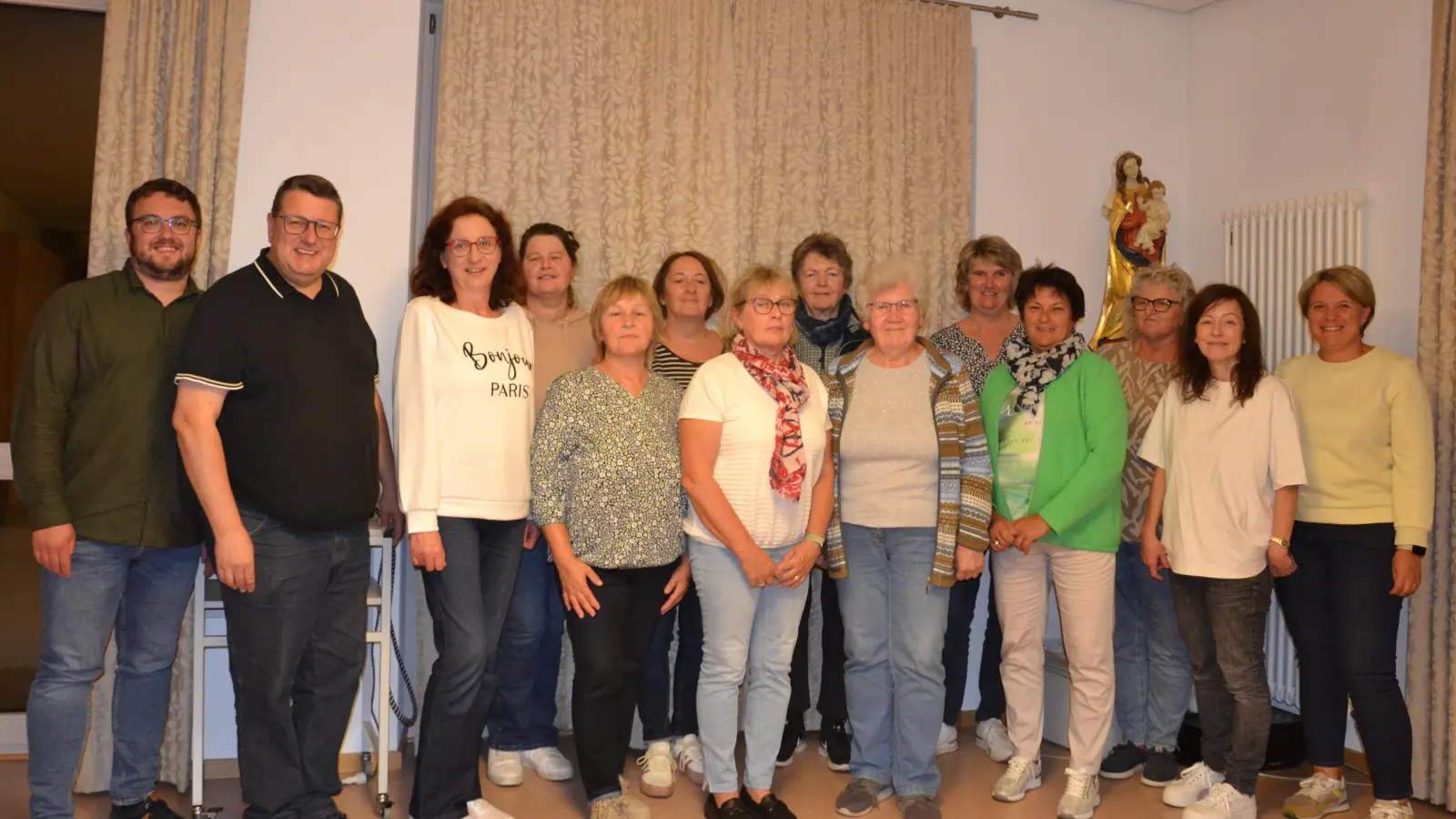 Der Frauenbund unterstützt die Aktion der Orgelpfeifen-Patenschaft der Kirchenorgel mit 900 Euro. Darüber freut sich auch Pfarrer Udo Klösel. (Bild: Peter Garreiss)