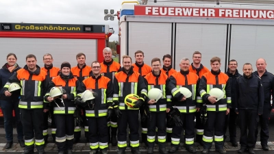 Die erfolgreichen Teilnehmer der Leistungsprüfung nach der Abnahme, eingerahmt von den Gratulanten. Von links: Ausbilderin Christina Rabenstein, erster Kommandant Florian Bauer, Robert Prechtl, Carina Hüttner, Michael Dotzler, Mathias Mägerl, Josef Regler, Johannes Mägerl, Johannes Regler, Ralf Nübler, Michael Hüttner, Andreas Mägerl, zweiter Kommandant Tobias Regler, Peter Lindthaler, Schiedsrichter Horst Kellner, KBI Michael Iberer und KBM Andreas Luber. (Bild: Julian Klier)