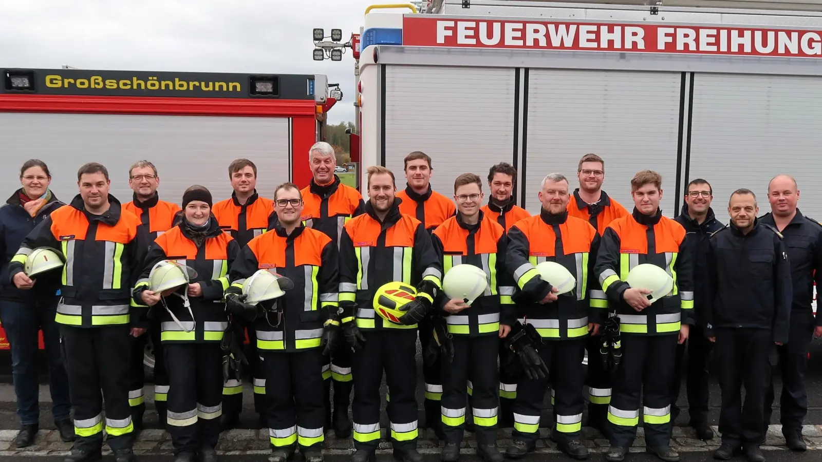 Die erfolgreichen Teilnehmer der Leistungsprüfung nach der Abnahme, eingerahmt von den Gratulanten. Von links: Ausbilderin Christina Rabenstein, erster Kommandant Florian Bauer, Robert Prechtl, Carina Hüttner, Michael Dotzler, Mathias Mägerl, Josef Regler, Johannes Mägerl, Johannes Regler, Ralf Nübler, Michael Hüttner, Andreas Mägerl, zweiter Kommandant Tobias Regler, Peter Lindthaler, Schiedsrichter Horst Kellner, KBI Michael Iberer und KBM Andreas Luber. (Bild: Julian Klier)