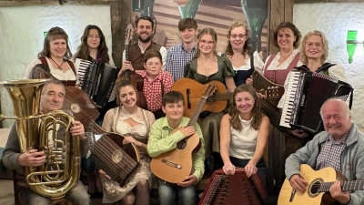 Die Zitherclubmusikanten freuen sich sehr über den gelungenen Abend.  (Bild: Bernhard Banzer)