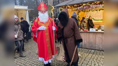 Nikolausbesuch am Adventsmarkt. (Bild: Stefanie Moises)